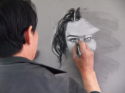 man sketching woman's portrait thumbnail