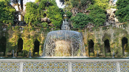 fountain in the middle of the ruins thumbnail