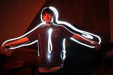 man wearing black crew-neck t-shirt thumbnail