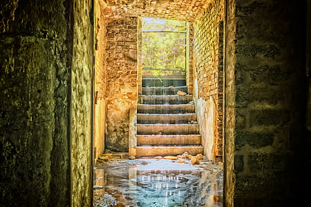 photo of staircase front of gate thumbnail