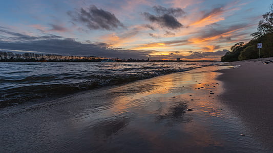 waves splashing on shore thumbnail