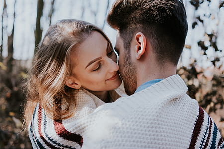 couple kissing each other thumbnail
