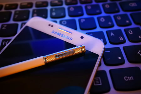 gold Samsung Galaxy Note 5 on laptop thumbnail