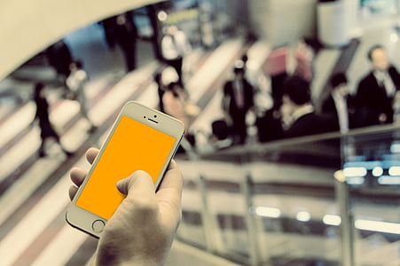 person holding gold iPhone 5s thumbnail