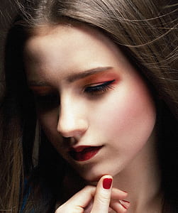 woman in red lipstick thumbnail