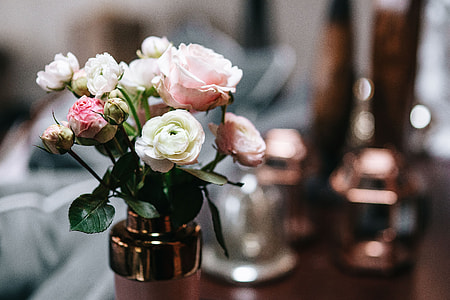 Side table with pink decorations thumbnail