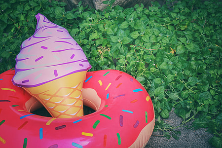 pink doughnut pool float thumbnail