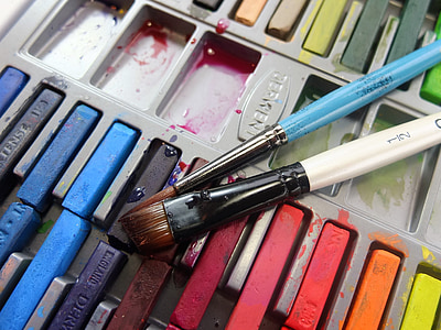 photo of wet paint brush on paint pallet thumbnail