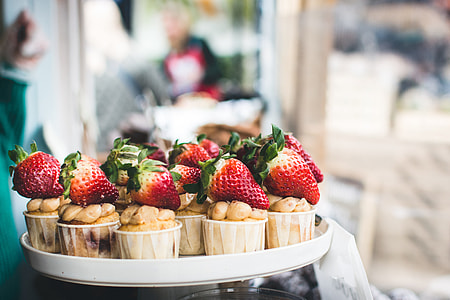 Cupcakes with strawberries on top thumbnail