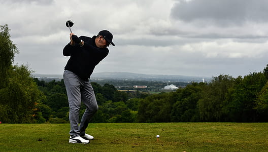 man playing golf thumbnail