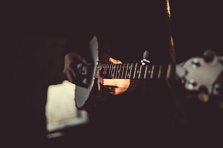 person playing banjo thumbnail