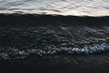 close-up photo of body of water thumbnail