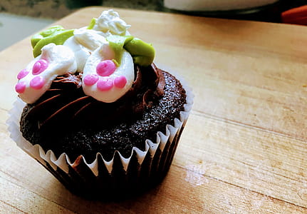 Close-up Photography of Chocolate Cupcake thumbnail