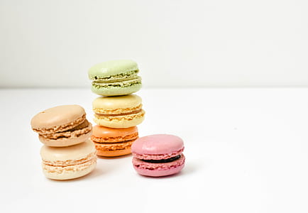 six baked macaroons thumbnail