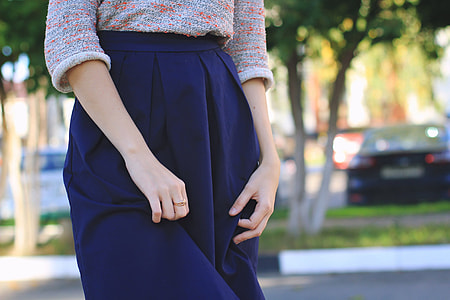 photo of woman wearing blue skirt and gray elbow-sleeved top thumbnail