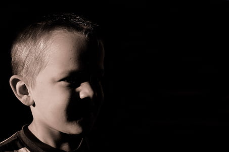 boy wearing crew-neck shirt thumbnail