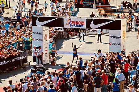 man running Padova Marathon during day time thumbnail