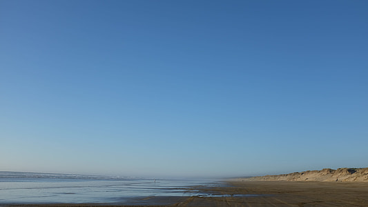blue sea under blue and white sky thumbnail