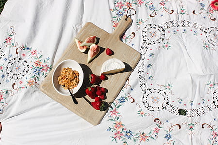 strawberries on chopping board thumbnail