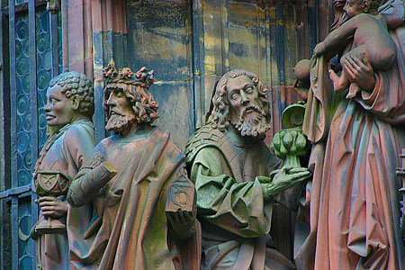 four man statues thumbnail
