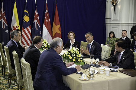 President Barack Obama meets Lee Hsien Loong at ASEAN Summit 2012  thumbnail