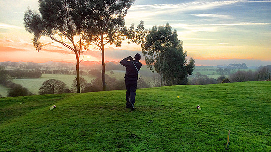 man playing golf thumbnail