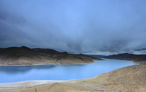 lake in the middle of the desert thumbnail