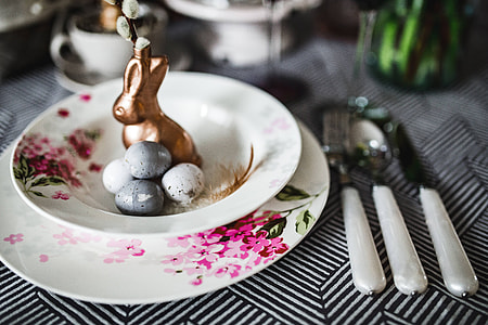 Round dinner table decorated with easter motifs thumbnail