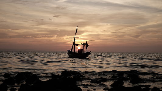 sailing boat in the middle of body of water thumbnail