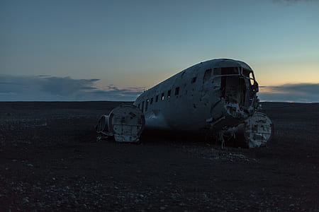 wrecked plane on plains thumbnail