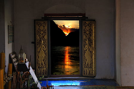 gold and blue door thumbnail