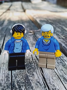 two Lego minifigures thumbnail