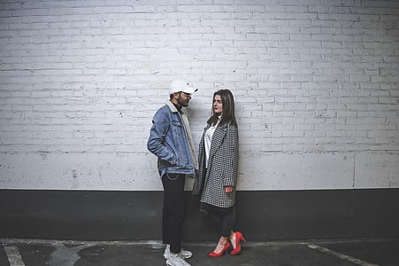 man and woman looking each other thumbnail