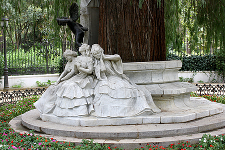 three women statues thumbnail