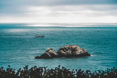 island surrounded with water thumbnail