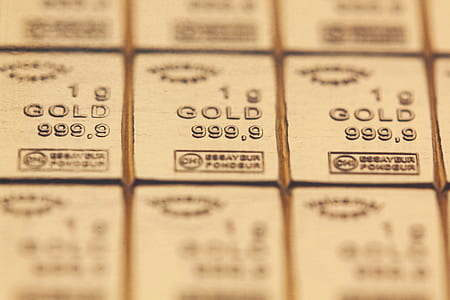selective focus of 1 gram gold bars thumbnail