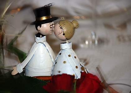 man and woman kissing figurine thumbnail