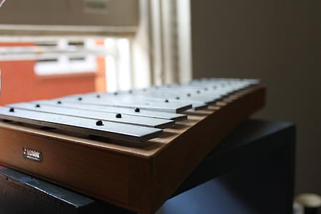 selective focus photography of glockenspiel thumbnail
