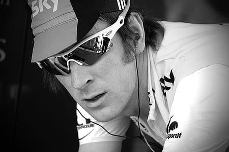 close-up photography of man thumbnail