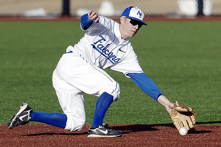 baseball player catching a ball thumbnail