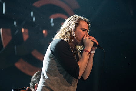 man singing on stage at dim room thumbnail