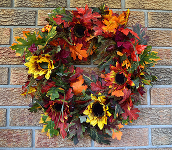 red green and yellow wreath thumbnail