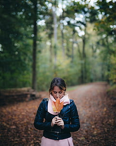 woman selling maple leaf thumbnail