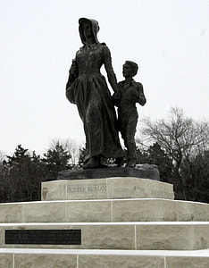  Pioneer Woman statue in Ponca City, Oklahoma thumbnail