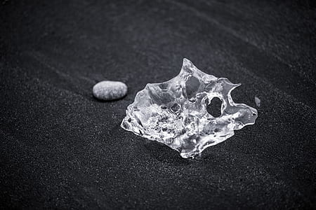 greyscale photography of water droplet thumbnail
