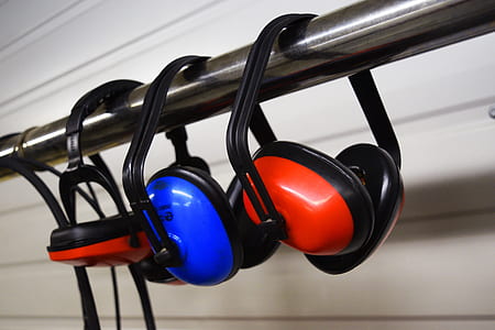 two red and one blue noise-cancelling headphone thumbnail