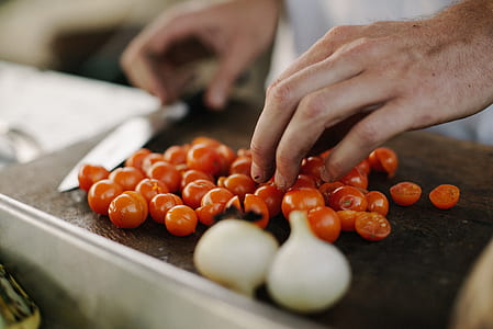person slicing tomatoes thumbnail