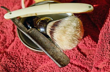 beige handle straight razor thumbnail