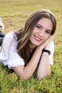 woman wearing white T-shirt thumbnail