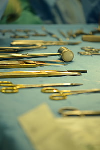 gold-colored scissor lot on table thumbnail